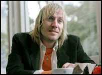 Rhys Ifans a Robin Llwyd ab Owain